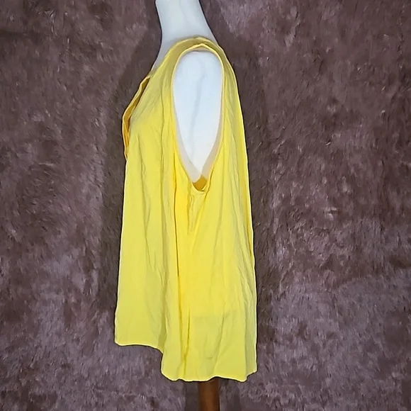 Crown & Ivy Textured Sleeveless Blouse NWT - Picture 4 of 5